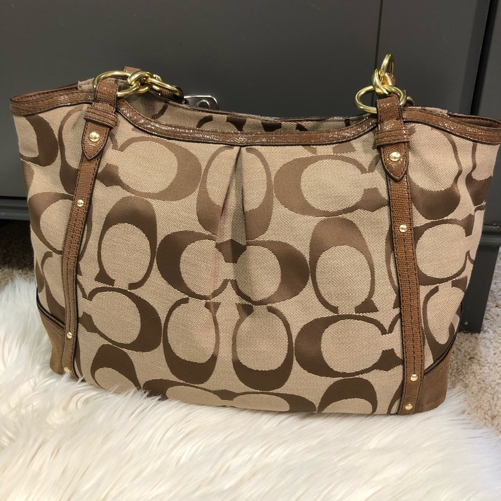 Large Coach Signature Logo Handbag With Gold Hardware - Picture 2 of 16